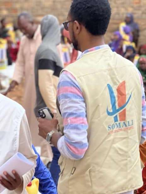 SODIN Staff distributing food